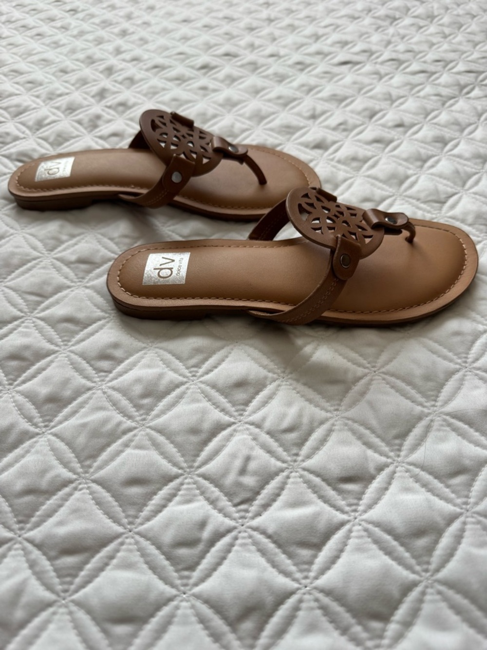 DV by Dolce Vita Candle Brown Cutout Medallion Toe-Post Sandals Size 3 - Picture 9 of 12
